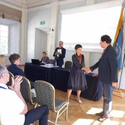 2. Vadas Perlis Vaisieta Teikia Insignijas Pavaduotojai Irenai Didziulienei