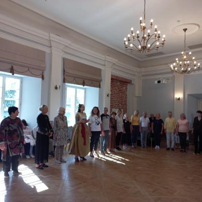 18 Gide Egle Kukyte Moko Sokti Senovini Soki Priartinti Ir Iskirpti Centrini Nuotraukos Fragmenta Mergina Su Senovine Suknele